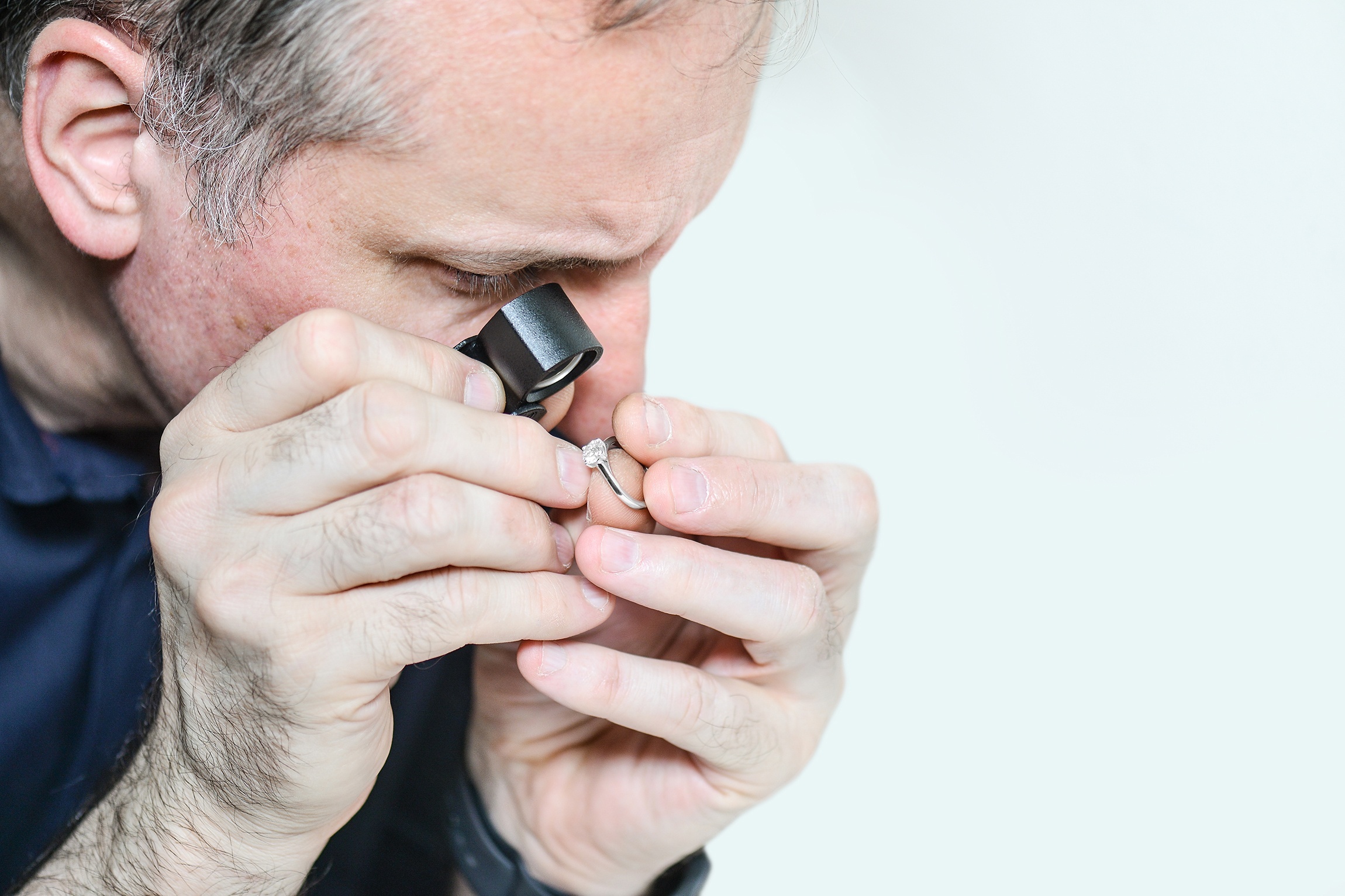 Expertiza GIA: Evaluare bijuterie si identificare diamant natural sau de laborator la Accent Bijuterii Bucuresti